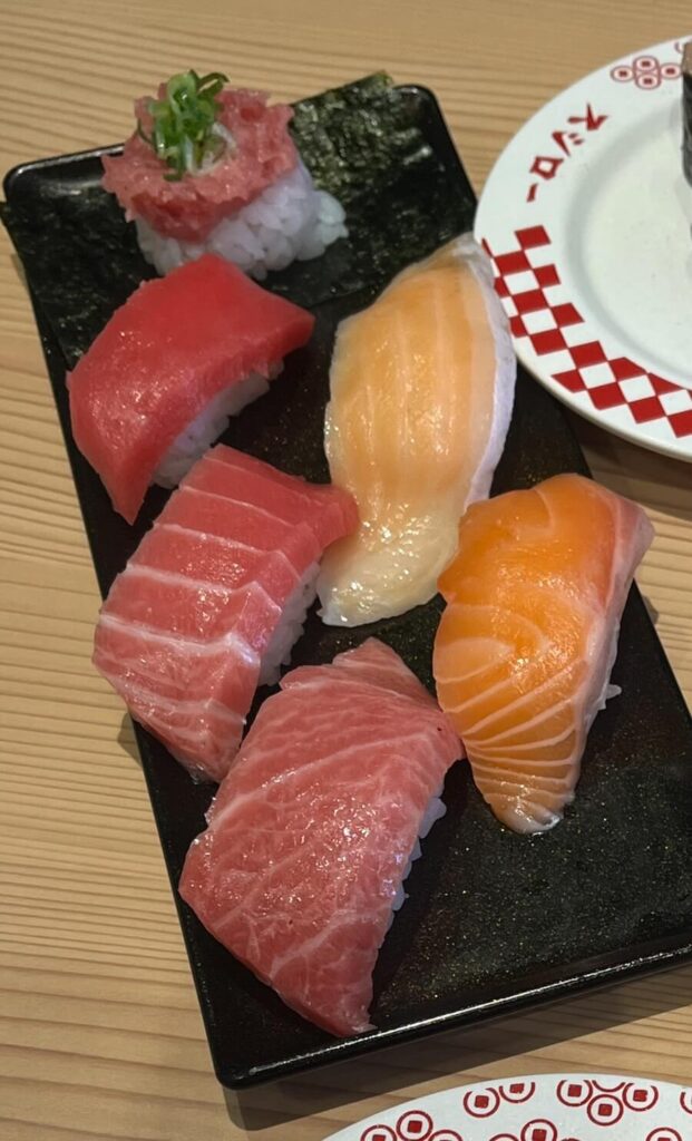 萬博壽司郎未來型世博店：三文鱼金枪鱼 寿司6拼