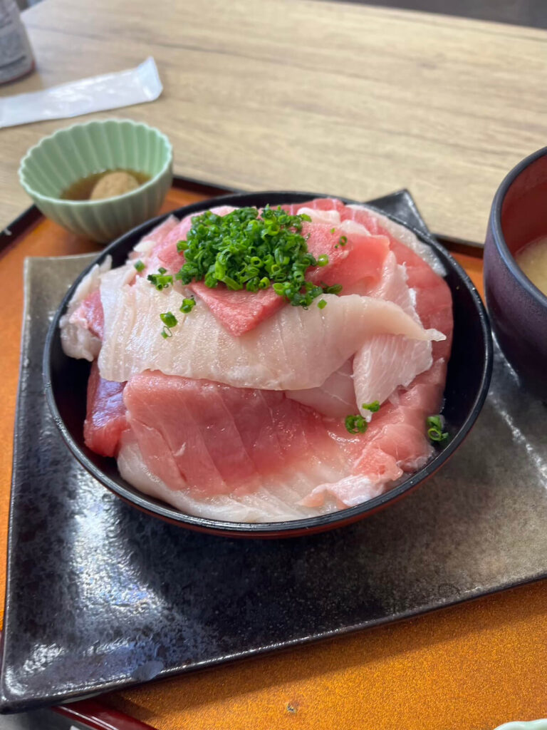 清水魚市場 市場館 小川：黑鮪魚切落丼