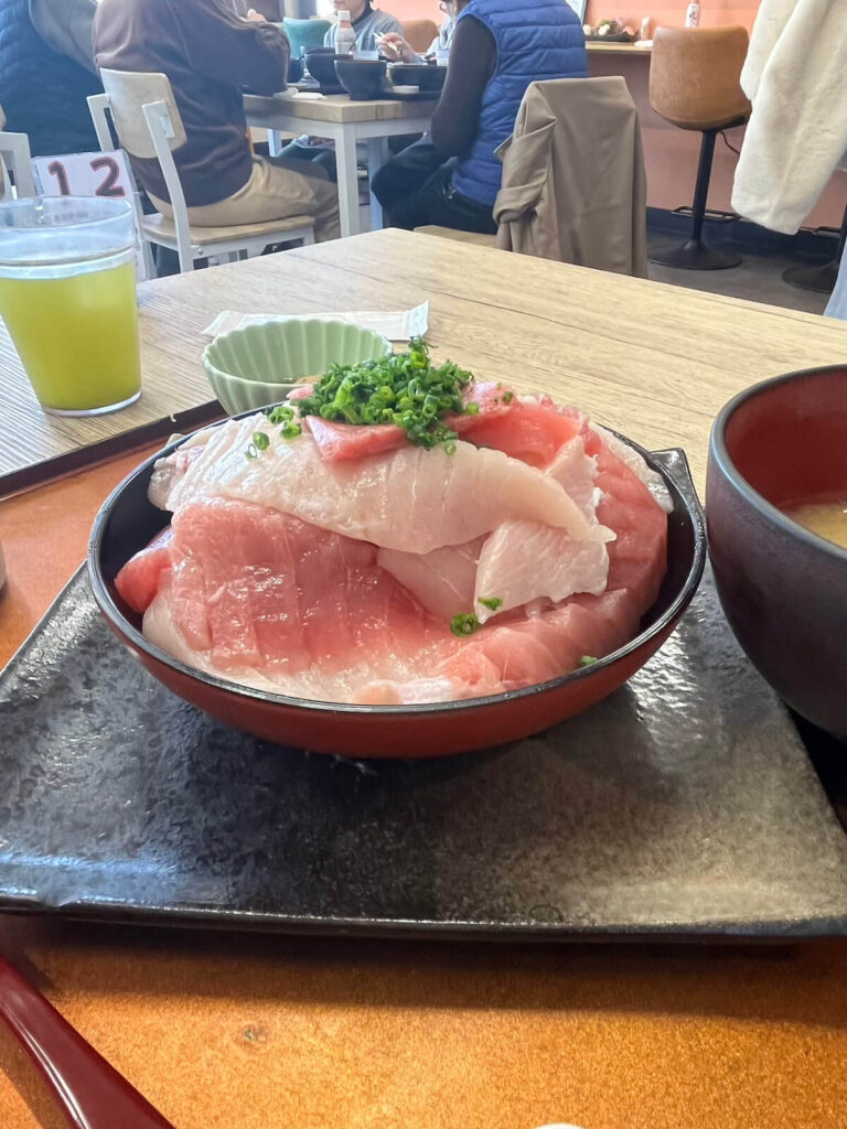 清水魚市場 市場館 小川：黑鮪魚切落丼
