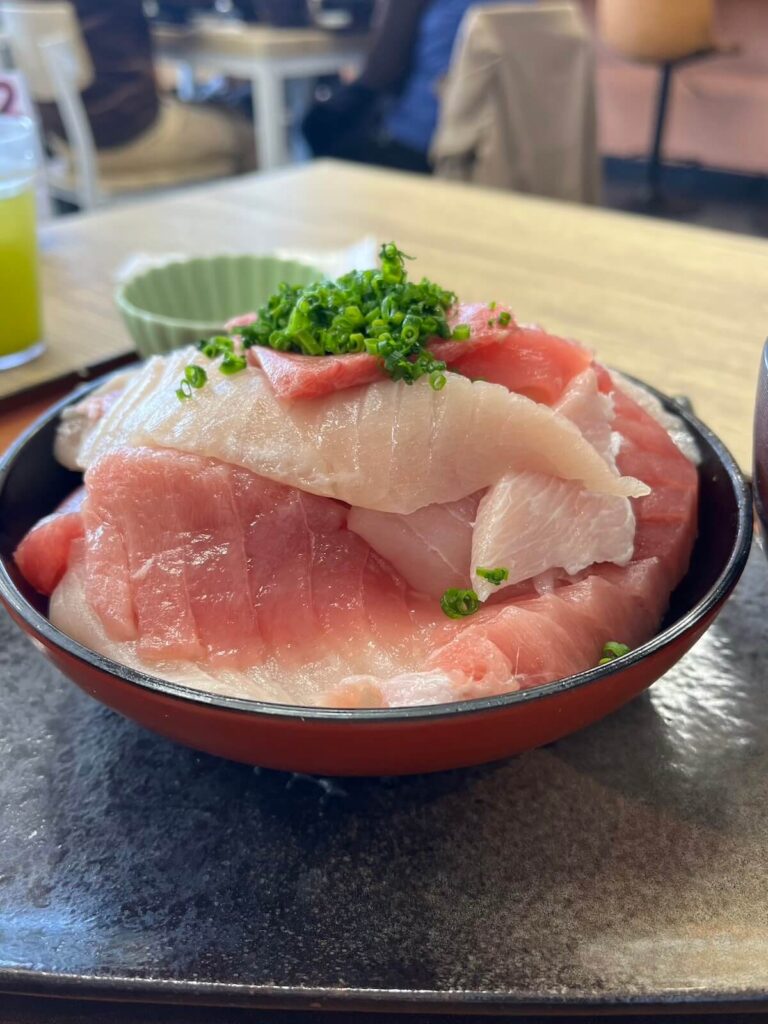 清水魚市場 市場館 小川：黑鮪魚切落丼