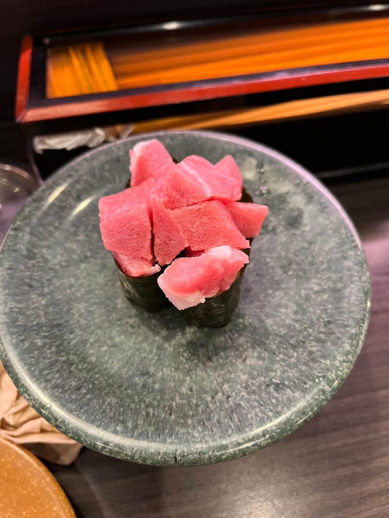 迴轉壽司龜正：鮪魚中腹